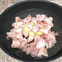 红焖猪蹄的做法图解1