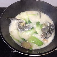 菜梗子鱼头汤的做法图解1