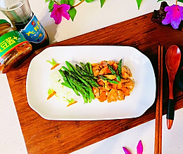 #肉食主义狂欢#酱香鸡腿肉芦笋的做法
