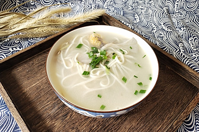 鲫鱼平菇面