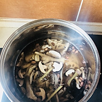 鸡爪蟹味菇莲藕汤的做法图解3