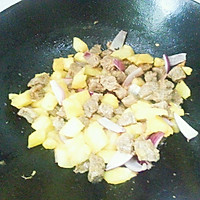 菠萝牛肉粒，放在菠萝里吃的牛肉的做法图解4