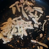 海鲜菇肉片面条汤的做法图解3