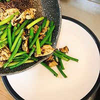 蒜苔炒鸡胸的做法图解5