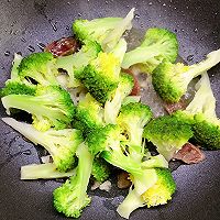 西兰花炒腊肠的做法图解9