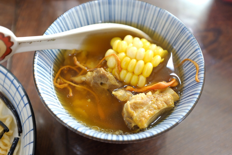 电饭煲：虫草玉米炖排骨的做法