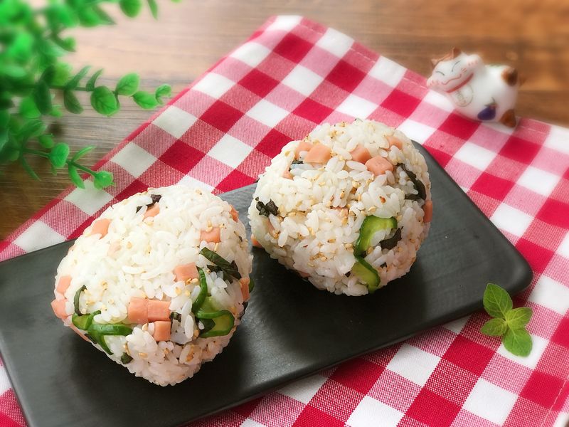 Japanese rice ball, purple perilla leaf ham rice ball