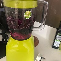 紫气东来汁（紫甘蓝+火龙果红心+蓝莓）的做法图解1