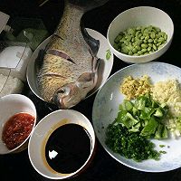 毛豆米红烧扁鱼的做法图解1