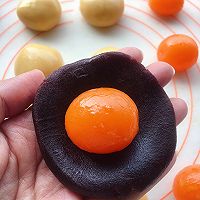 广式豆沙蛋黄月饼的做法图解6