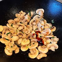 口蘑炒鸡肉的做法图解5