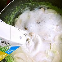 青瓜芝士鲜虾鸡腿菇意面的做法图解8
