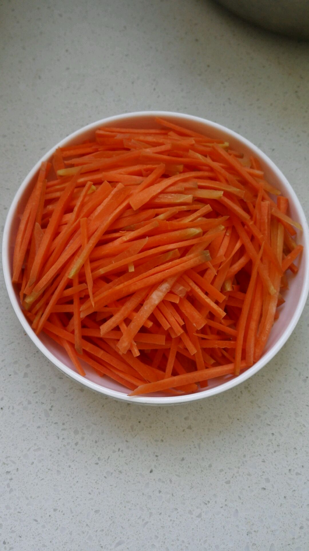 新鲜切片的胡萝卜蔬菜素材