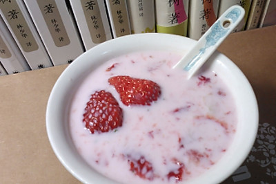 草莓季的尾声---小丸子的草莓牛奶
