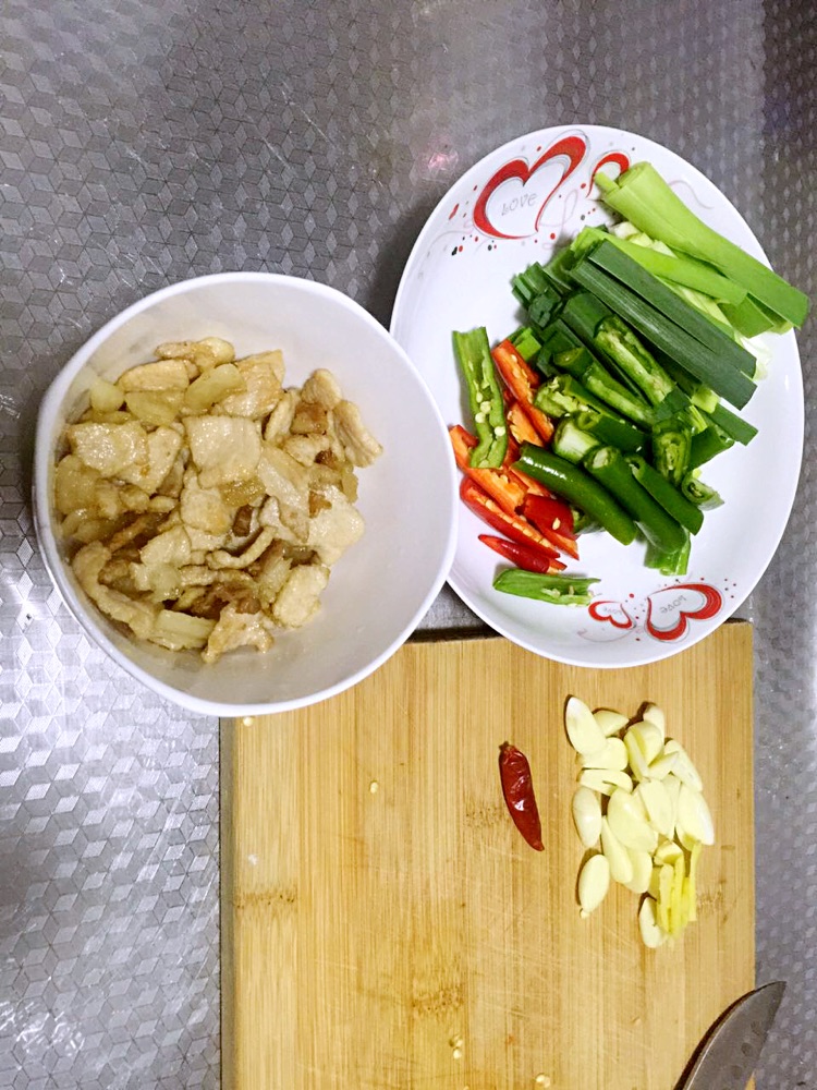 农家小炒肉的做法图解1