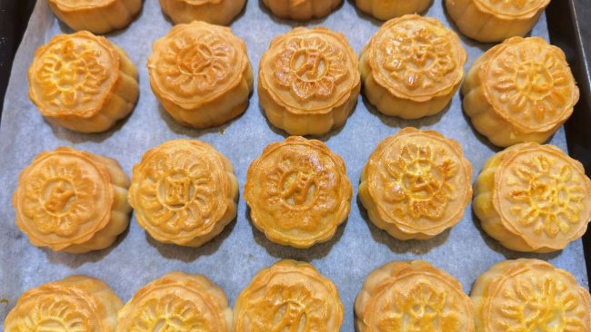莲蓉蛋黄月饼的做法