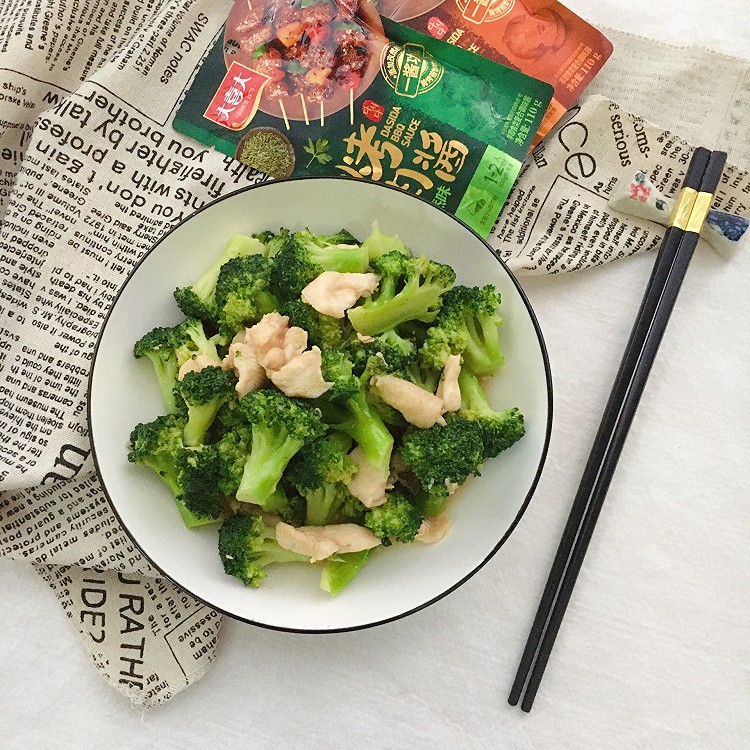 鸡片炒西兰花的做法
