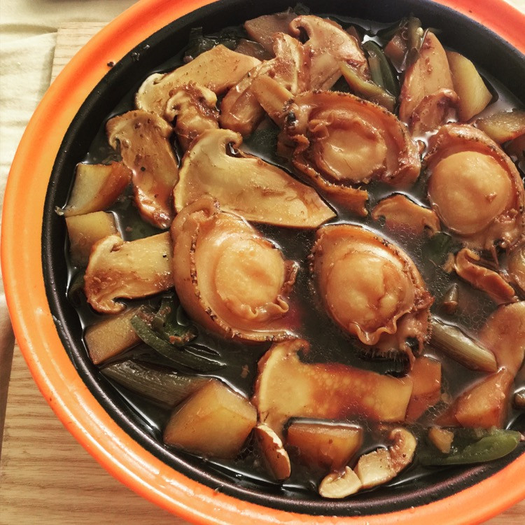 塔吉锅鲍鱼松茸炖土豆的做法