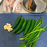 粤味啫啫腊肉三文鱼鱼腩煲的做法图解1