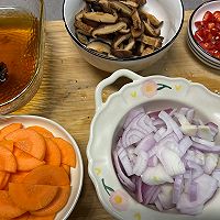 香菇鸡腿焖饭的做法图解1