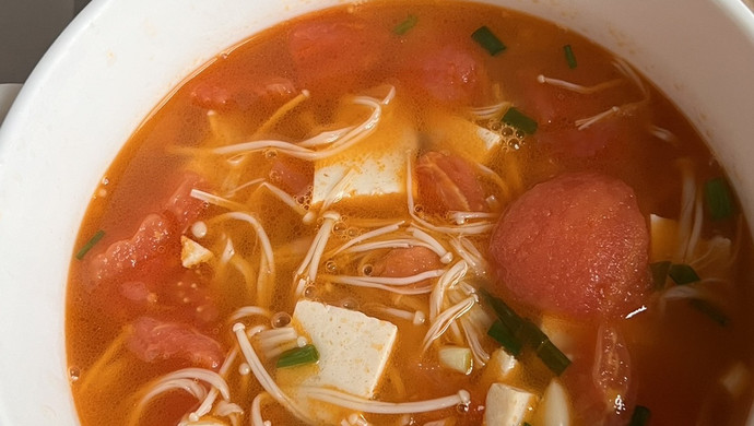 西红柿豆腐金针菇汤