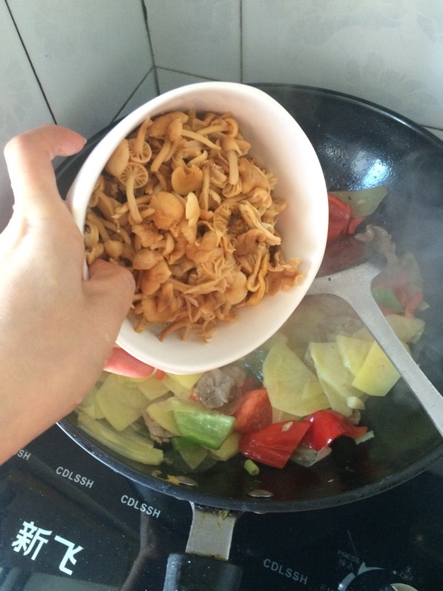 黄蘑土豆片的做法图解8