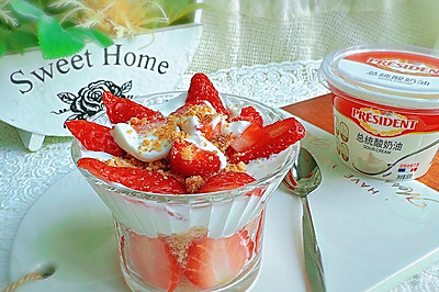 网红甜品❗️草莓饼干酸奶油杯‼️