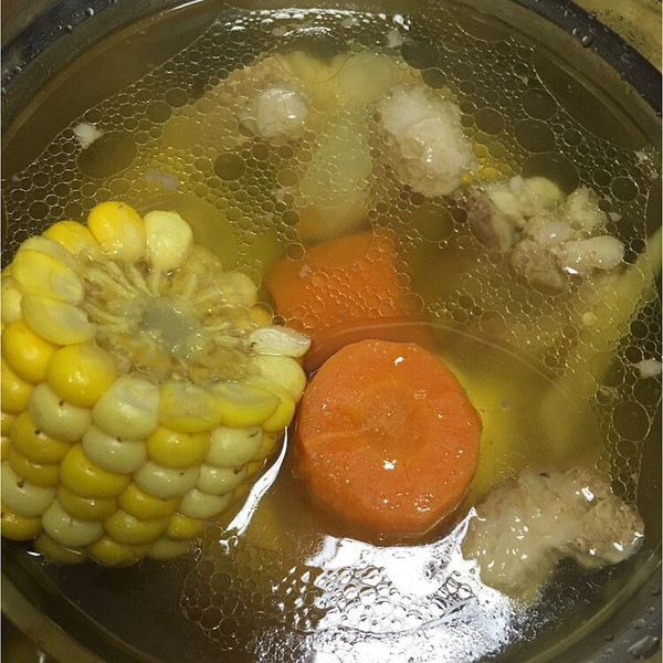 排骨胡萝卜玉米汤