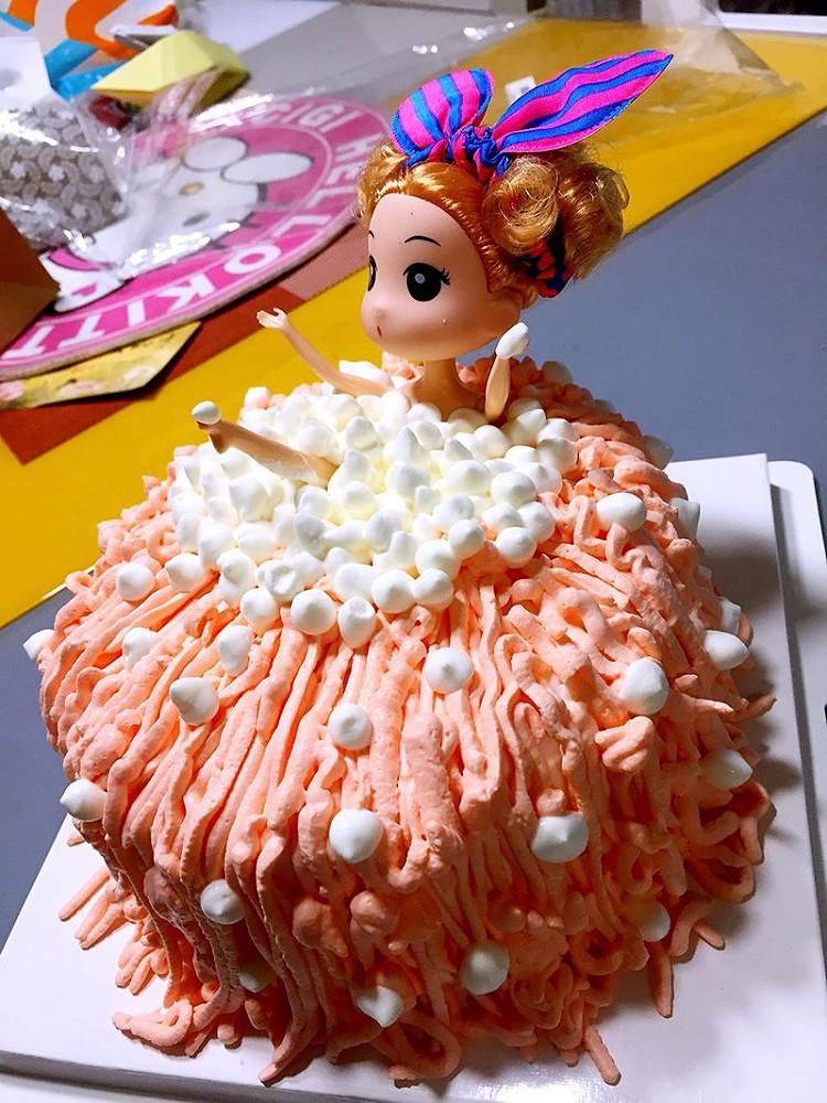 【芭比泡泡浴】生日蛋糕的做法
