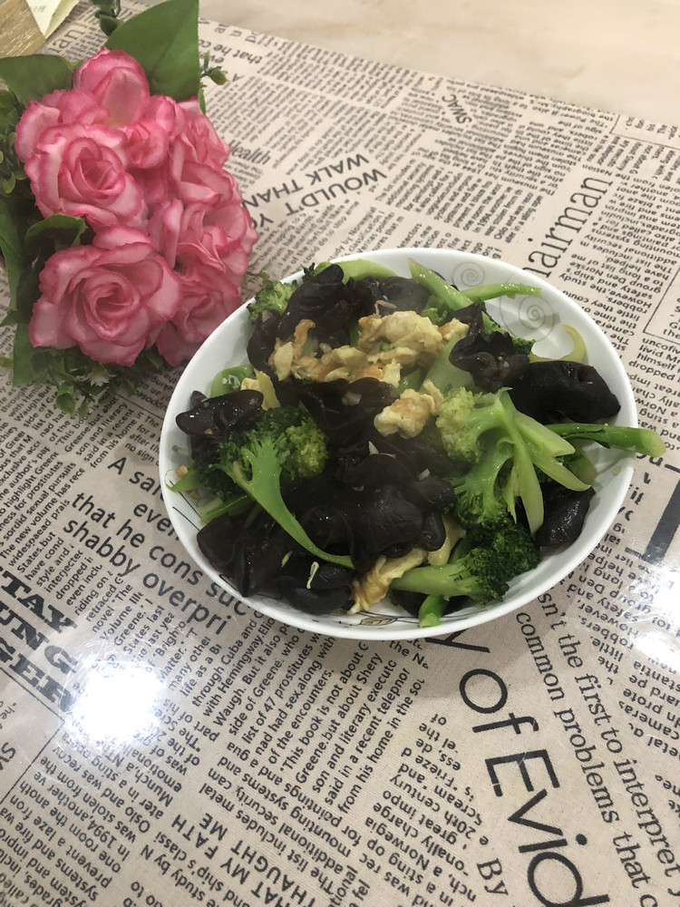 西蓝花炒黑木耳的做法