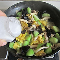 丝瓜蘑菇炒鸡蛋的做法图解9