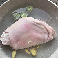 #家乡年味 鲜才够味#冰糖猪肘子的做法图解1