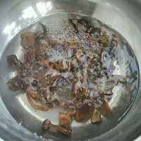 肉磨，松茸，木耳炒肉的做法图解4