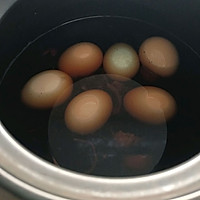 核桃壳煮鸡蛋的做法图解2