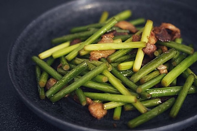 【异乡一人食】蒜苔炒肉