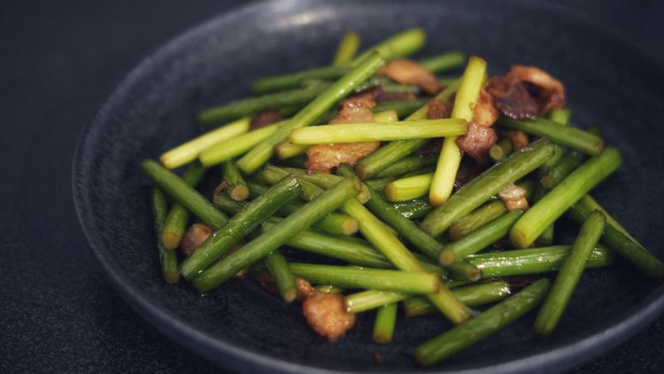 【异乡一人食】蒜苔炒肉的做法