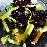 两个窍门让芹菜爽脆无丝——凉拌芹菜木耳的做法图解3