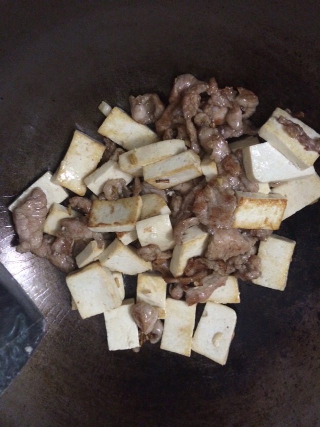 白菜猪肉炖豆腐的做法图解5