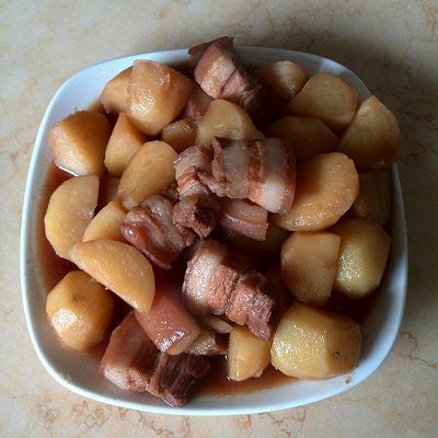 五花肉焖土豆