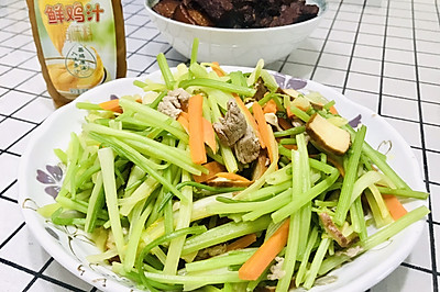 用太太乐鲜鸡汁炒个家常菜：芹菜肉丝炒豆干