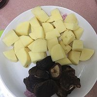 土豆香菇黄焖鸡的做法图解2