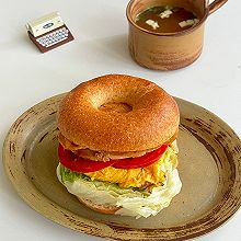 5分钟日系极简早餐味噌鸡肉贝果三明治 