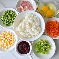 老干妈炒饭的做法图解1