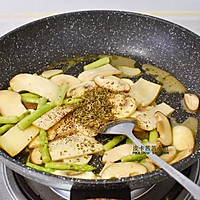 素食主义！黄油蘑菇芦笋意面的做法图解7