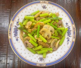给孩子吃营养好吃 芦笋蘑菇炒杭椒牛肉片的做法