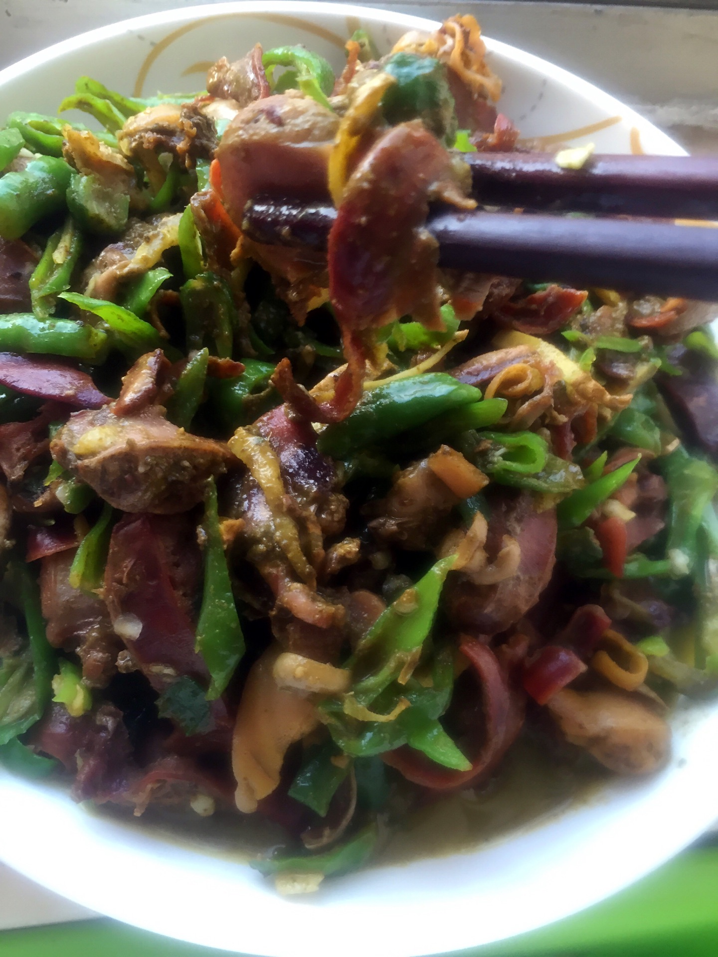 在新安江的农家乐里，第一次吃到河蚌，200元四个菜你觉得值吗？