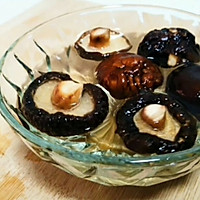 香菇鸡汤的做法图解2