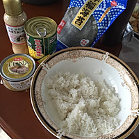 懒人解决隔夜饭之紫菜金枪鱼饭团的做法图解2