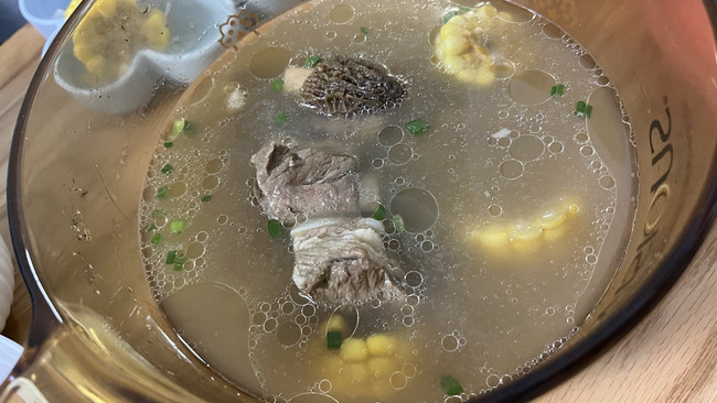 排骨玉米羊肚菌汤的做法