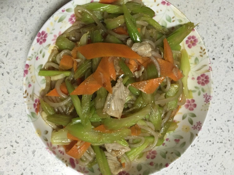 芹菜炒粉条的做法